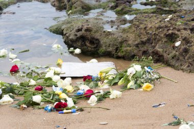 Salvador şehrinde Yemanja onuruna düzenlenen bir partiye katılan dini cemaat üyesi de katılıyor.. 
