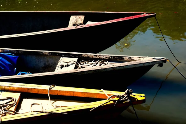 在巴西巴伊亚州索巴拉的巴拉圭河上停靠的独木舟和五彩斑斓的小船 — 图库照片