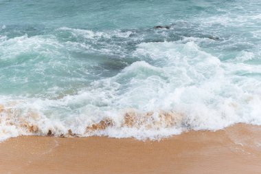 Okyanus dalgaları ünlü Rio Vermelho sahilinin kumlarında kırılıyor. Salvador, Bahia, Brezilya.