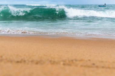 Okyanus dalgaları ünlü Rio Vermelho sahilinin kumlarında kırılıyor. Salvador, Bahia, Brezilya.