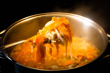 Fırında pilav pişiren bir tencere. Salvador, Bahia, Brezilya