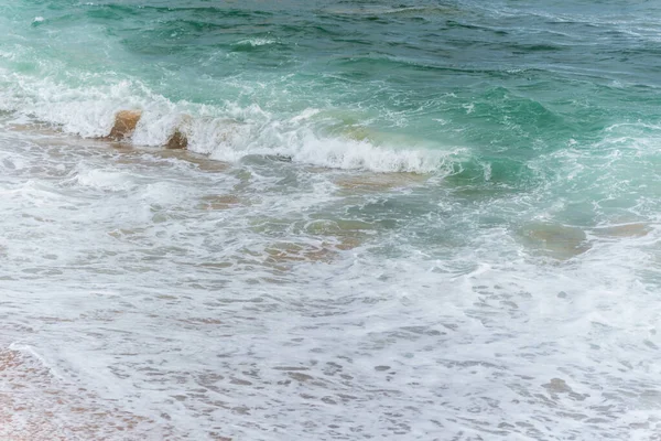 在著名的里约维尔梅略海滩的沙滩上 海浪冲破了沙滩 巴西巴伊亚州萨尔瓦多市 — 图库照片
