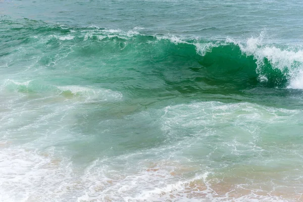 在著名的里约维尔梅略海滩的沙滩上 海浪冲破了沙滩 巴西巴伊亚州萨尔瓦多市 — 图库照片