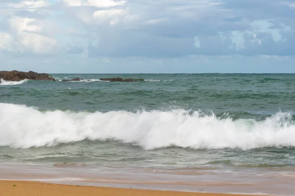 Óceánhullámok Törnek Híres Rio Vermelho Strand Homokján Salvador Városa Bahia — Stock Fotó