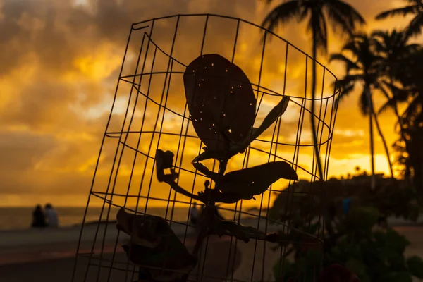 Silhouette Objet Fer Plantes Contre Coucher Soleil Jaune Dramatique Ville — Photo