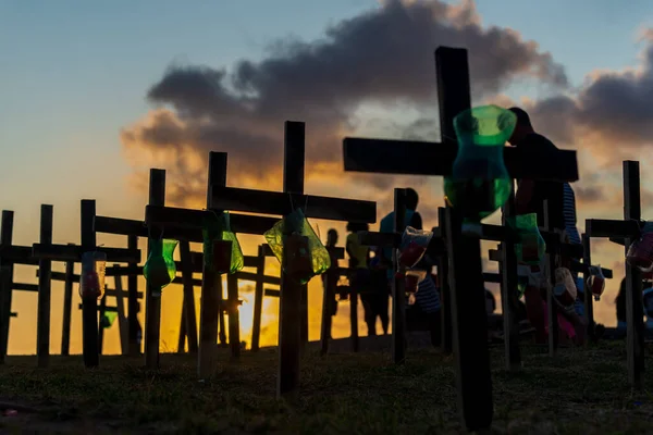Silueta Personas Cruces Fijadas Suelo Honor Los Asesinados Por Covidio —  Fotos de Stock