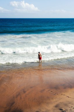 Salvador, Bahia, Brezilya - 30 Ekim 2020: Salvador, Bahia, Brezilya 'daki Ondina plajında insanlar eğleniyor.
