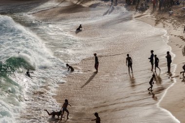 Salvador, Bahia, Brezilya - 22 Ağustos 2021: Brezilya 'nın Rio Vermelho semtindeki Paciencia plajında geniş bir grup insan. İnsanlar koronavirüs salgınının ortasında eğleniyorlar..