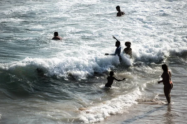 Сальвадор Бахия Бразилия Сентября 2021 Года Люди Купаются Воде Пляже — стоковое фото
