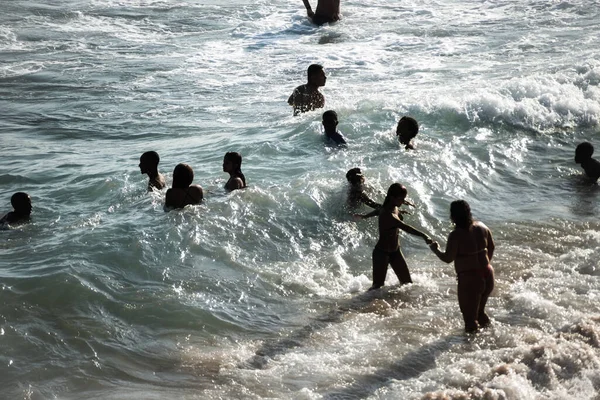 Salvador Bahia Brazilië September 2021 Zwemmen Het Water Paciencia Strand — Stockfoto