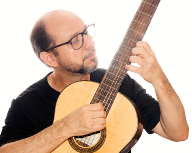 Beyaz arka planda gitar çalan gözlüklü sakallı bir adamın portresi. Salvador, Bahia, Brezilya.