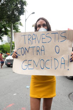 Salvador, Bahia, Brezilya - 24 Temmuz 2021: Salvador şehrinde halk Başkan Jair Bolsonaro hükümetini protesto ediyor. Sloganlı pankartlar, posterler, çıkartmalar ve maskeler kullanıyorlar..