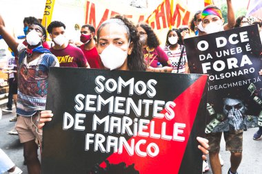 Salvador, Bahia, Brezilya - 24 Temmuz 2021: Salvador şehrinde halk Başkan Jair Bolsonaro hükümetini protesto ediyor. Sloganlı pankartlar, posterler, çıkartmalar ve maskeler kullanıyorlar..