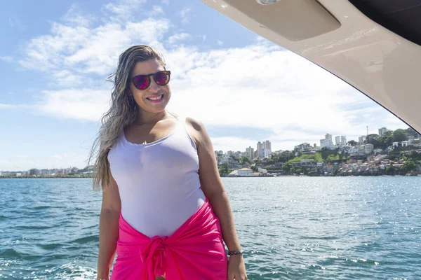 Een Vrouw Bovenop Een Boot Tegen Zee Achtergrond Salvador Bahia — Stockfoto