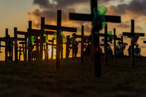 ブラジルのバヒア州サルバドール 2021年10月1日 人々のシルエットと十字架は Covid 19によって殺された人々に敬意を表して地面に固定されています サンセットでサルバドール バイーア ブラジル — ストック写真