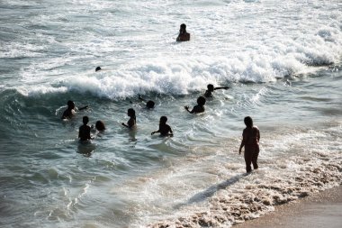 Salvador, Bahia, Brezilya - 05 Eylül 2021: İnsanlar Salvador, Bahia, Brezilya 'daki Paciencia plajında suda banyo yapıyorlar.