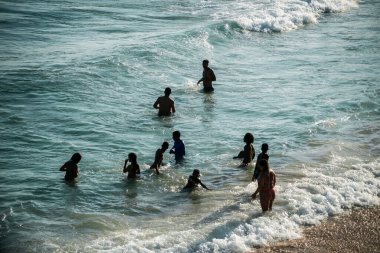 Salvador, Bahia, Brezilya - 05 Eylül 2021: İnsanlar Salvador, Bahia, Brezilya 'daki Paciencia plajında suda banyo yapıyorlar.