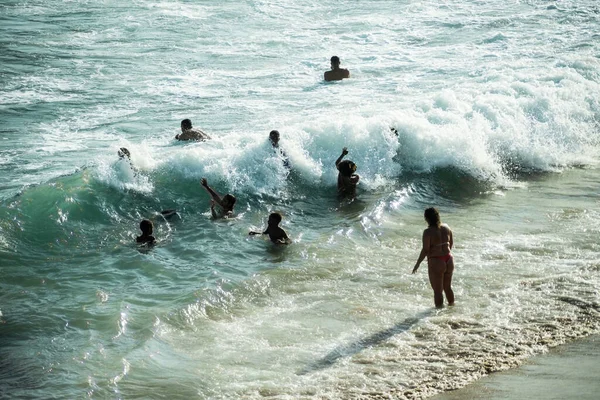 Salvador Bahia Brazilië September 2021 Zwemmen Het Water Paciencia Strand — Stockfoto