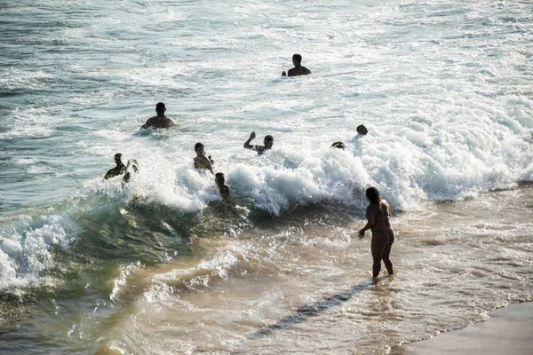 ブラジルのバヒア州サルバドール2021年9月5日ブラジルのバヒア州サルバドールのパチエンシアビーチでは 水に浸かる人々 — ストック写真