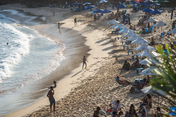 萨尔瓦多 巴西巴伊亚州巴伊亚州2021年9月5日 在巴西巴伊亚州巴伊亚州巴伊亚西亚海滩沙滩上玩乐的人们 — 图库照片