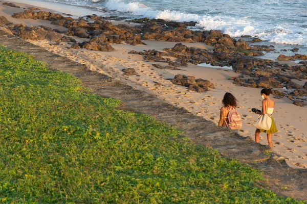 Salvador Bahia Brazilië September 2021 Twee Vrouwen Lopen Het Zand — Stockfoto