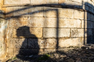  Pelourinho 'daki taş duvardaki insanların gölgelerinin silueti..