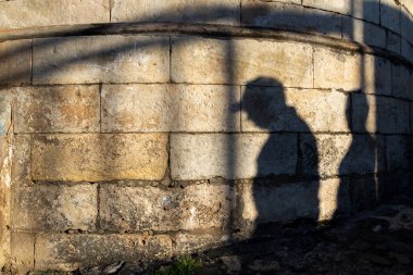  Pelourinho 'daki taş duvardaki insanların gölgelerinin silueti..