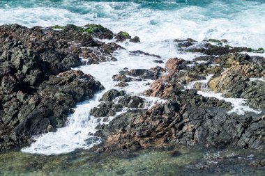 Sahildeki kayalarda okyanus dalgaları kırılıyor. Salvador, Bahia, Brezilya.