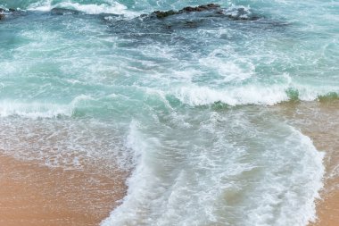Okyanus dalgaları ünlü Rio Vermelho sahilinin kumlarında kırılıyor. Salvador, Bahia, Brezilya.