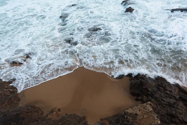 Praia Dan Rio Vermelho Gelen Deniz Dalgaları Açık Kumlara Vuruyor — Stok fotoğraf