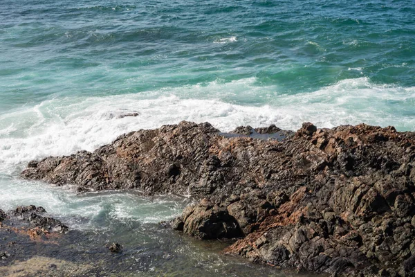 海浪冲破海滩上的岩石 萨尔瓦多 巴西巴伊亚州 — 图库照片