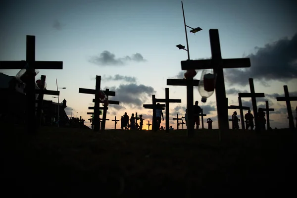 人々のシルエットと十字架は Covid 19によって殺された人々に敬意を表して地面に固定されています サンセットでサルバドール バイーア ブラジル — ストック写真