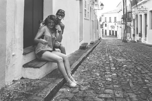 Venedik Karnavalı maskesi takan iki kadının portresi. Salvador, Bahia, Brezilya.