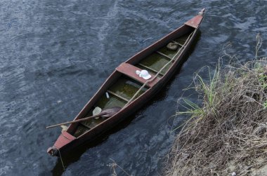 Cachoeira, Bahia, Brezilya - 09 Ocak 2016: Brezilya 'nın Bahia eyaletinin Cachoeira kentindeki Paraguacu Nehri üzerinde balıkçı teknesi ve nakliye.
