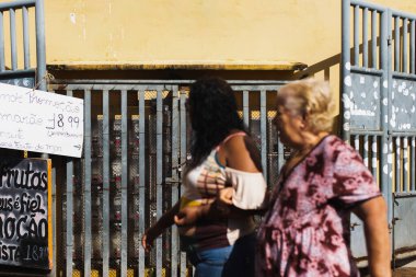 Salvador, Bahia, Brezilya - 29 Haziran 2019: İnsanlar Sao Joaquim fuarında yiyecek ve mal almak için dolaşıyorlar.