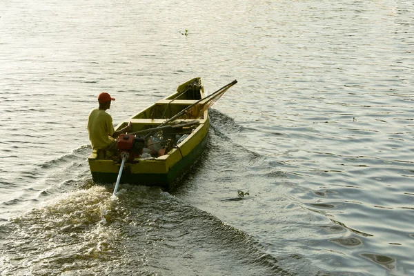Aratuipe Bahia Brasil Janeiro 2016 Homem Barco Pesca Transporte Rio — Fotografia de Stock