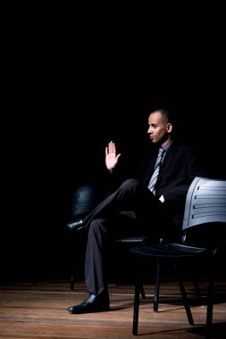 Sahnedeki aktör dramatik bir karakteri temsil ediyor. Brezilya 'nın Salvador kentindeki bir tiyatroda sahne.