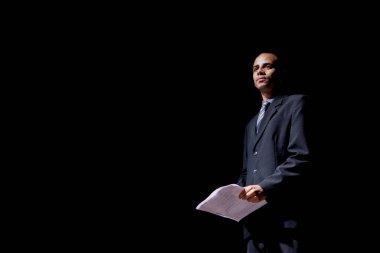 Sahnedeki aktör dramatik bir karakteri temsil ediyor. Brezilya 'nın Salvador kentindeki bir tiyatroda sahne.