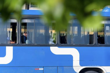 Salvador, Bahia, Brezilya - 30 Ekim 2020: Otobüsün içindeki insanlar koronavirüse karşı koruyucu maske takıyorlar. Salvador, Bahia, Brezilya.