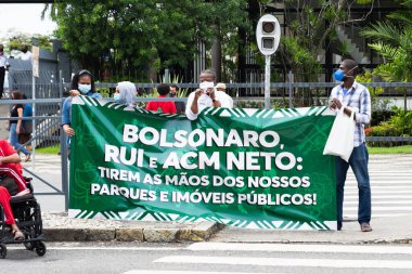 Salvador, Bahia, Brezilya - 24 Temmuz 2021: Salvador şehrinde halk Başkan Jair Bolsonaro hükümetini protesto ediyor. Sloganlı pankartlar, posterler, çıkartmalar ve maskeler kullanıyorlar..