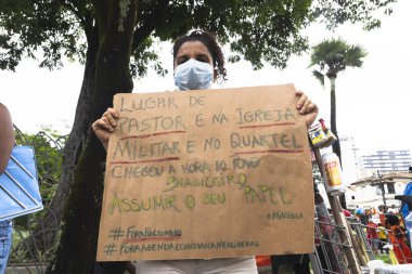 Salvador, Bahia, Brezilya - 24 Temmuz 2021: Salvador şehrinde halk Başkan Jair Bolsonaro hükümetini protesto ediyor. Sloganlı pankartlar, posterler, çıkartmalar ve maskeler kullanıyorlar..