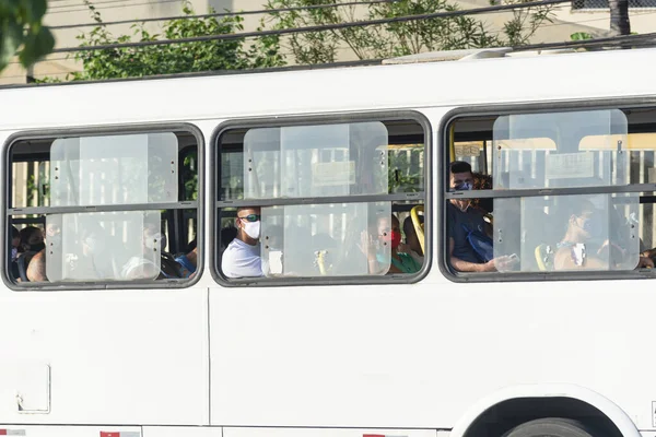 Salvador Bahia Brazilië Oktober 2020 Mensen Bus Dragen Een Beschermend — Stockfoto