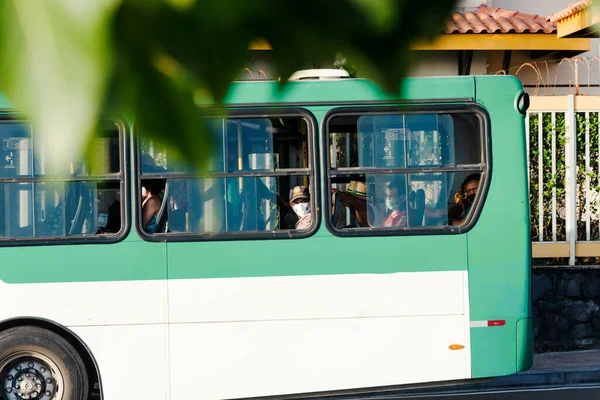 Salvador Bahia Brazilië Oktober 2020 Mensen Bus Dragen Een Beschermend — Stockfoto