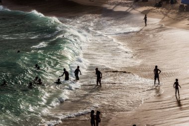 Salvador, Bahia, Brezilya - 22 Ağustos 2021: Brezilya 'nın Rio Vermelho semtindeki Paciencia plajında geniş bir grup insan. İnsanlar koronavirüs salgınının ortasında eğleniyorlar..