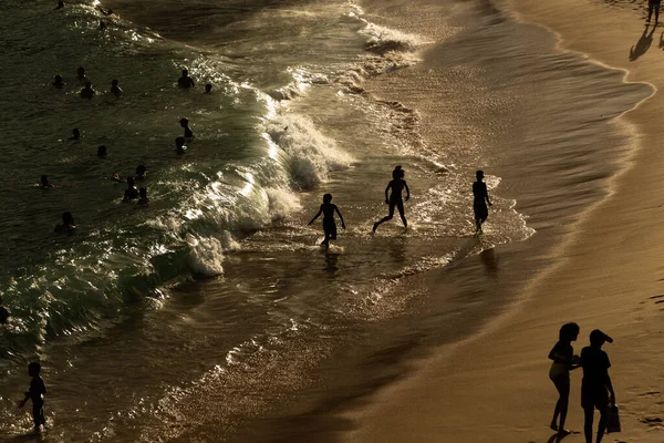 Salvador Bahia Brasil Agosto 2021 Grande Grupo Pessoas Praia Paciência — Fotografia de Stock