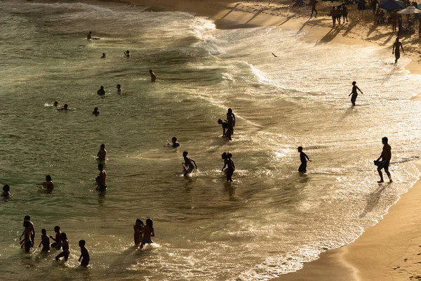 萨尔瓦多 巴西巴伊亚州 2021年8月22日 在巴西萨尔瓦多的里约维尔梅略社区的Paciencia海滩上有大批人 人们在大脑皮层病毒大流行期间玩得很开心 — 图库照片