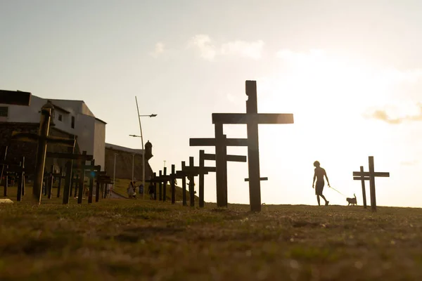 ブラジルのバヒア州サルバドール 2021年10月1日 ブラジルのバヒア州サルバドールのFarol BarraでCovid 19によって殺された人々に敬意を表して地面に固定された十字架 — ストック写真