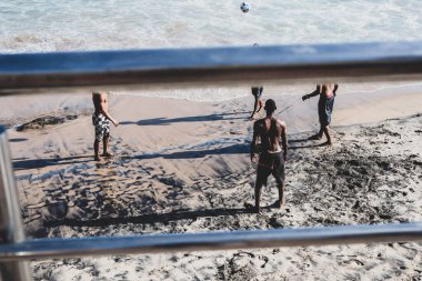 Salvador, Bahia, Brezilya - 30 Ekim 2020: Erkekler, Brezilya 'nın Bahia kentindeki ünlü Ondina plajında plaj futbolu oynuyorlar.