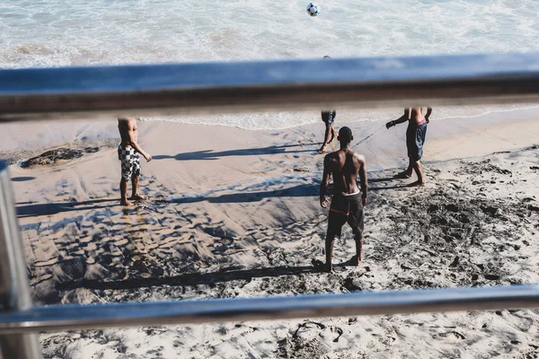 Salvador Bahia Brazil October 2020 Άνδρες Παίζουν Ποδόσφαιρο Στην Παραλία — Φωτογραφία Αρχείου
