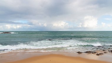Okyanus dalgaları ünlü Rio Vermelho sahilinin kumlarında kırılıyor. Salvador, Bahia, Brezilya.
